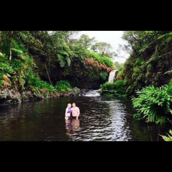 Meet your Poshers, L & M @Waterfall_shop - Picture 2 of 9